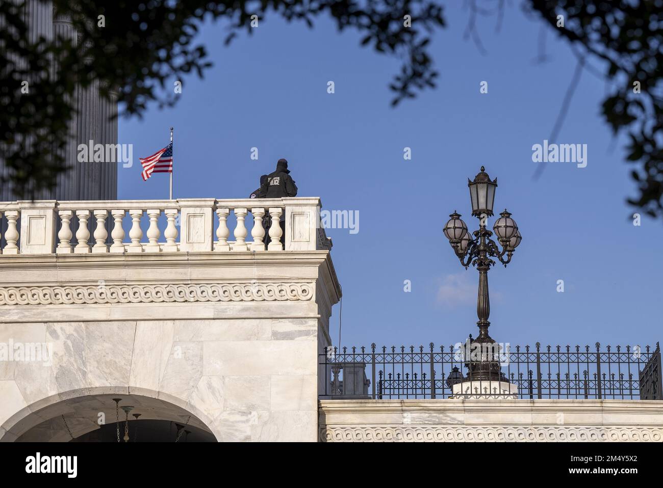 Washington DC, Stati Uniti. 23rd Dec, 2022. La sicurezza è vista come i membri del Congresso se ne vanno dopo che il Congresso ha approvato un disegno di legge di finanziamento del governo da $1,7 miliardi di dollari prima della scadenza di mezzanotte a Capitol Hill a Washington, DC venerdì 23 dicembre 2022. Foto di Ken Cedeno/UPI Credit: UPI/Alamy Live News Foto Stock