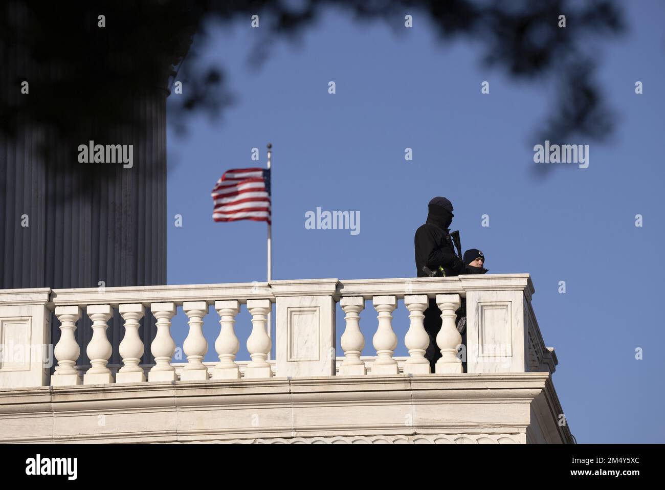 Washington DC, Stati Uniti. 23rd Dec, 2022. La sicurezza è vista come i membri del Congresso se ne vanno dopo che il Congresso ha approvato un disegno di legge di finanziamento del governo da $1,7 miliardi di dollari prima della scadenza di mezzanotte a Capitol Hill a Washington, DC venerdì 23 dicembre 2022. Foto di Ken Cedeno/UPI Credit: UPI/Alamy Live News Foto Stock