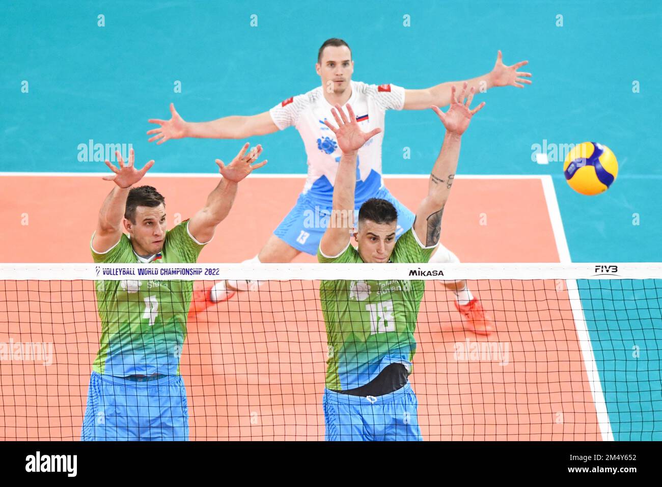 Jan Kozamernik, Klemen Cebulj, Jani Kovacic (Slovenia). Campionato del mondo di pallavolo 2022. Quarti di finale Foto Stock