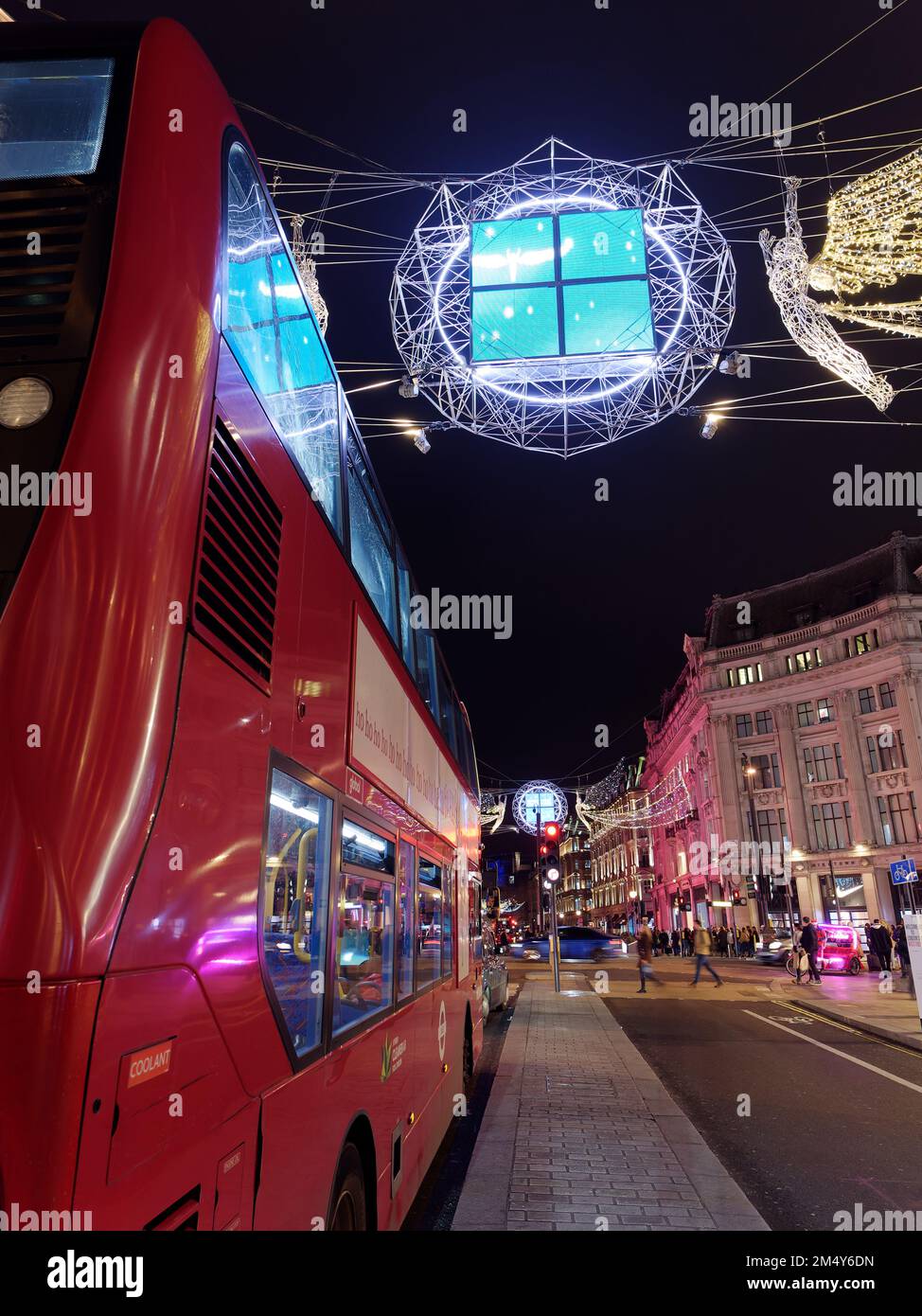 Autobus di Londra e Spirits of Christmas aka Angels sospesi sopra Regent Street come parte della mostra Christmas Lights. Londra Foto Stock