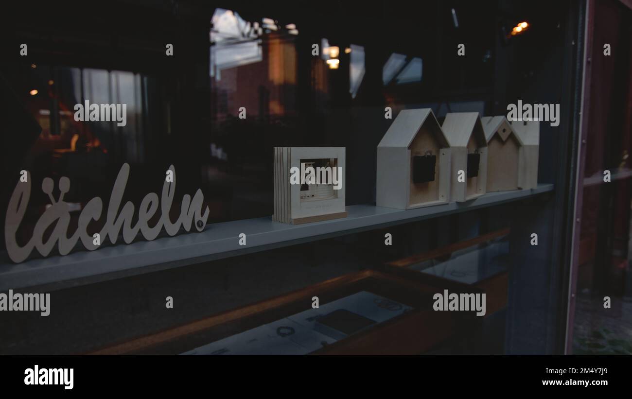 Un primo piano di decorazione di case in legno di fronte ad un negozio di Essen, Germania Foto Stock