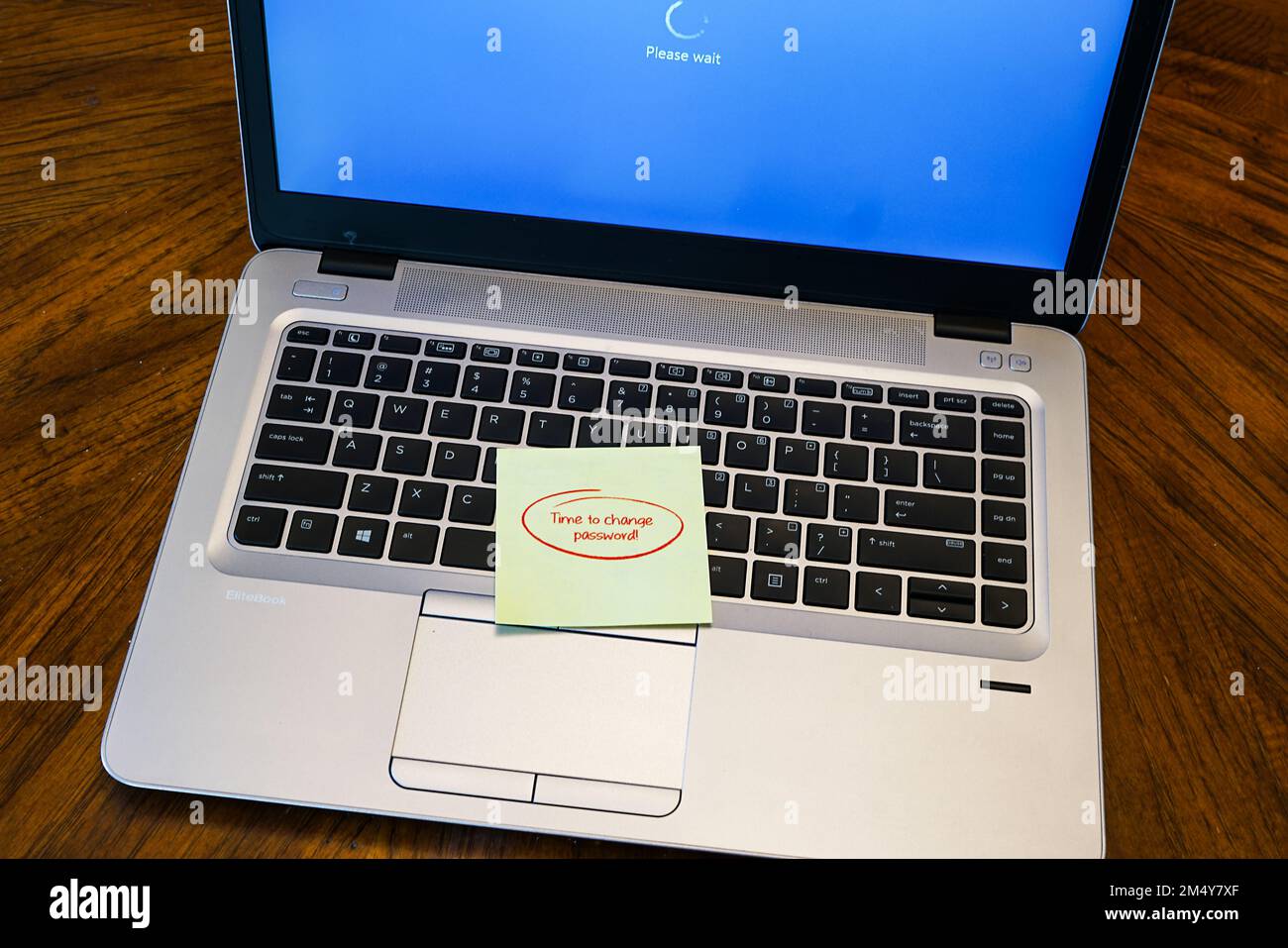 Notebook moderno con nota adesiva per modificare la password. Foto Stock Notebook moderno con nota adesiva per modificare la password. Foto Stock