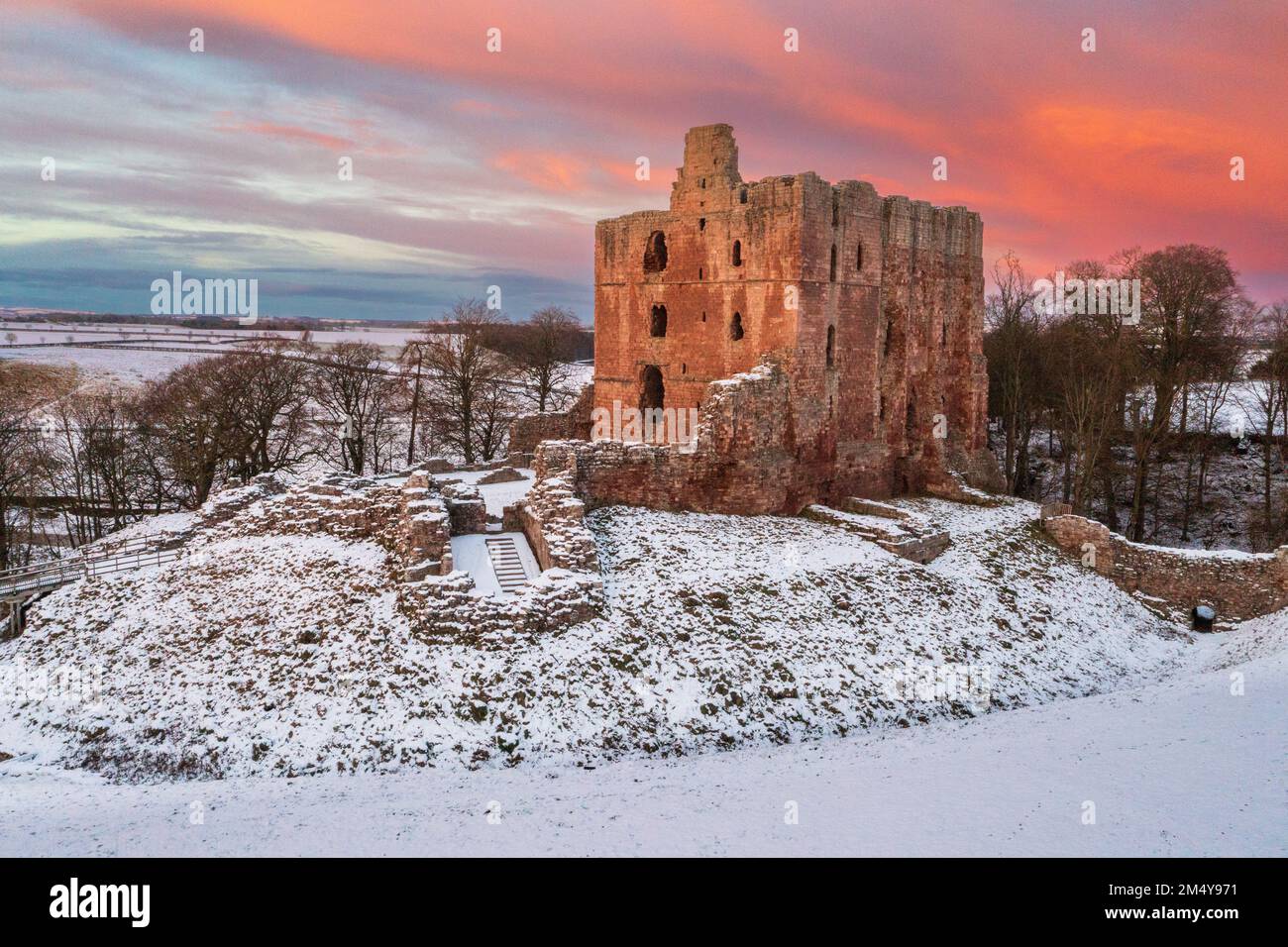 Il castello di Norham uno dei più importanti dei castelli di confine è stato costruito nel 1121 dai Vescovi di Durham una lunga e turbolenta storia ha visto molte famose Foto Stock