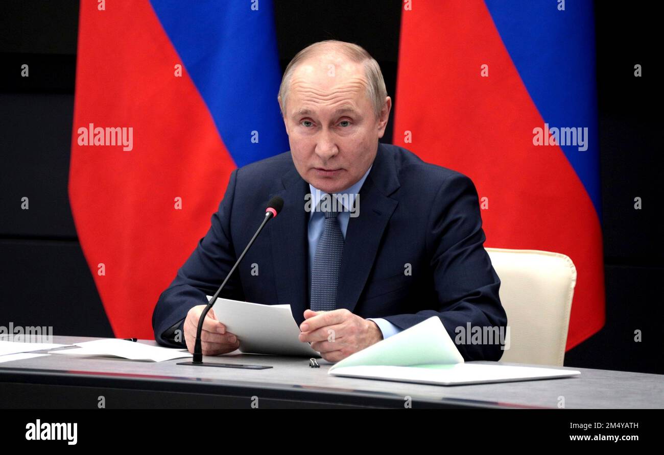 Tula, Russia. 23rd Dec, 2022. Il presidente russo Vladimir Putin presiede un incontro faccia a faccia con i dirigenti delle industrie della Difesa presso il centro di situazione regionale, il 23 dicembre 2022 a Tula, Russia. Credit: Ufficio stampa presidenziale russo/piscina del Cremlino/Alamy Live News Foto Stock