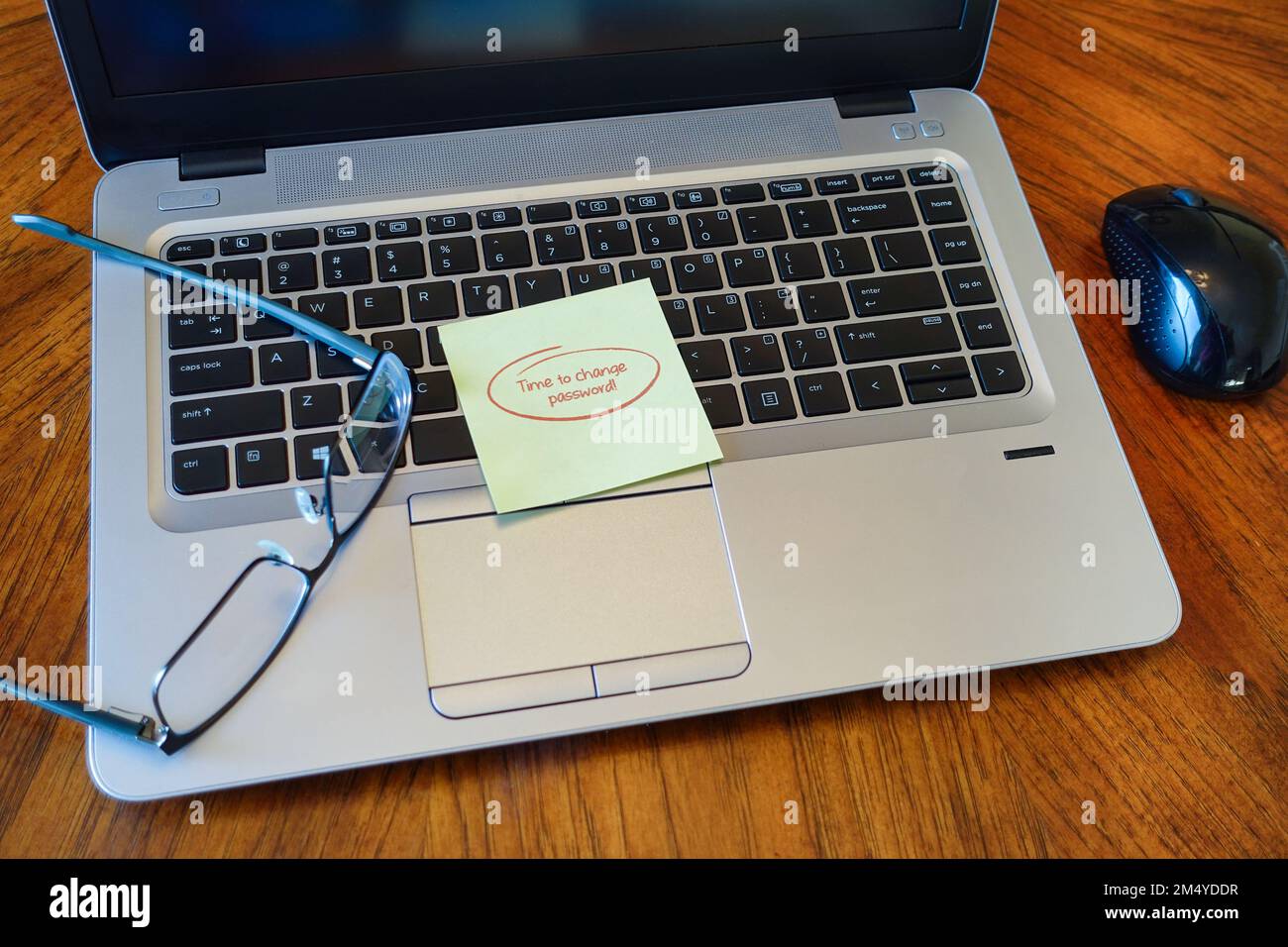 Notebook moderno con nota adesiva per cambiare la password con mouse e occhiali. Foto Stock Notebook moderno con nota adesiva per cambiare la password con mouse e occhiali. Foto Stock