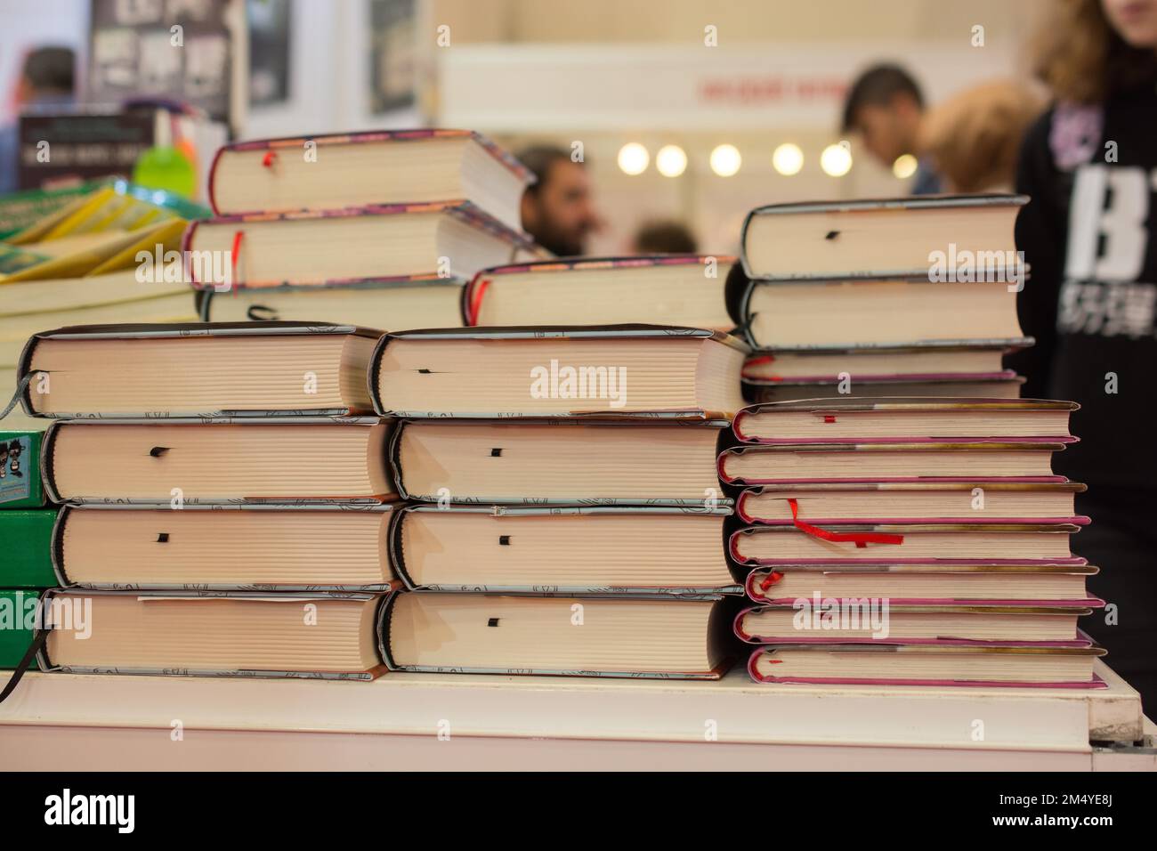 Pila di libri immagazzinati come concetto di istruzione e di affari Foto Stock