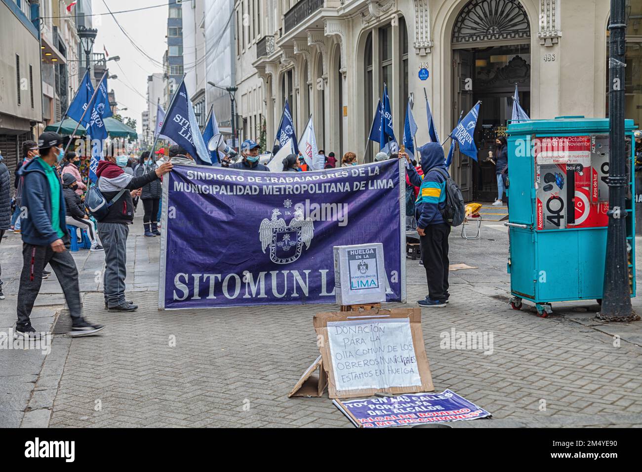 Lima, Perù - 10 settembre 2022: Proteste da parte dei sindacati per migliori condizioni di lavoro contro il comune di Lima. Foto Stock