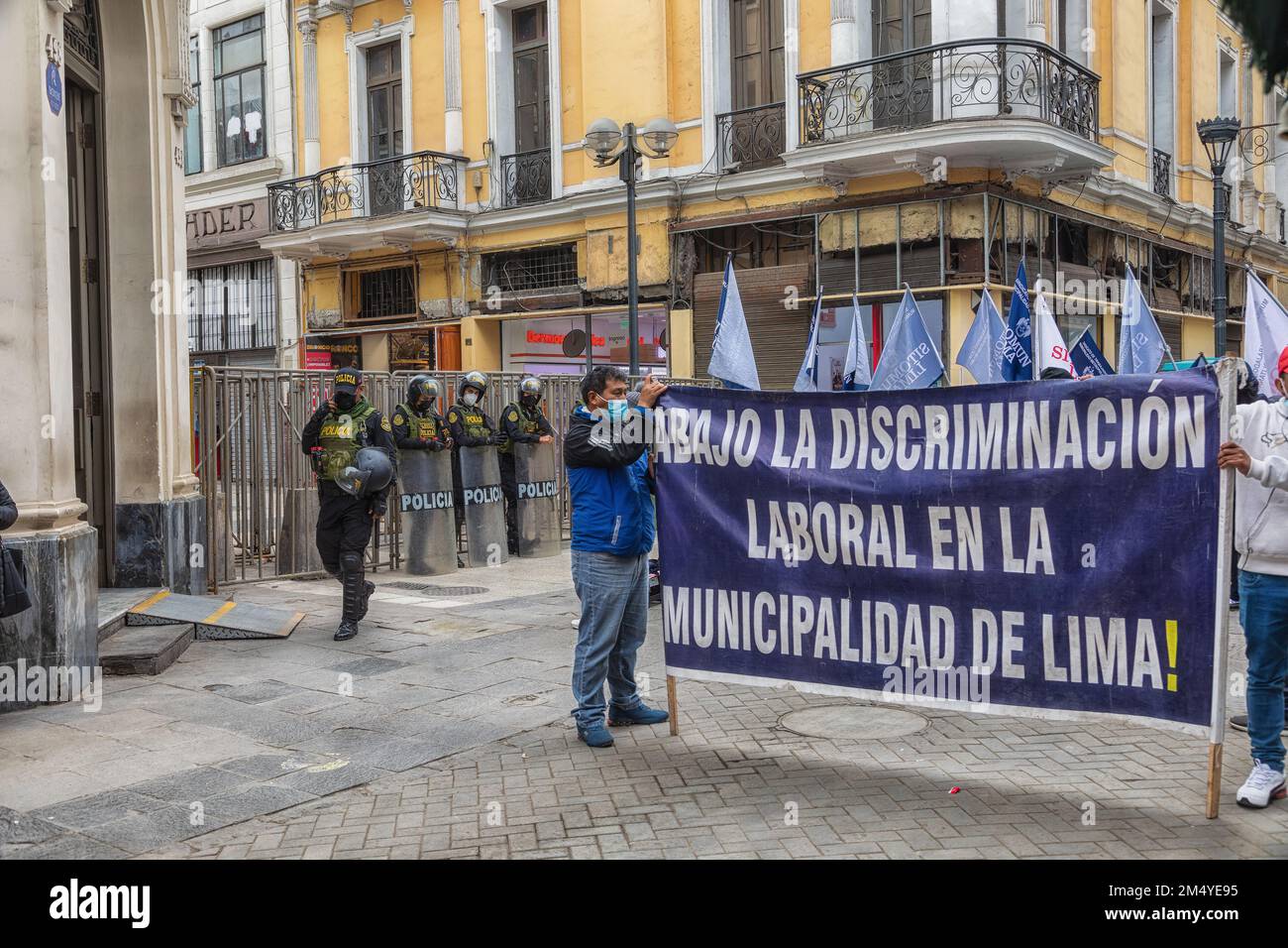 Lima, Perù - 10 settembre 2022: Proteste da parte dei sindacati per migliori condizioni di lavoro contro il comune di Lima. Foto Stock
