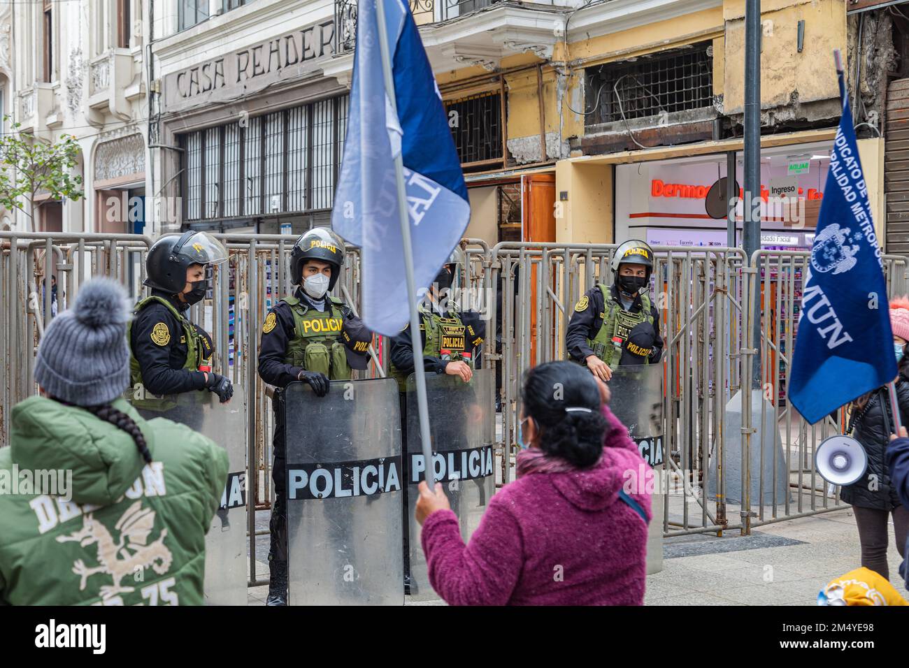 Lima, Perù - 10 settembre 2022: Proteste da parte dei sindacati per migliori condizioni di lavoro contro il comune di Lima. Foto Stock