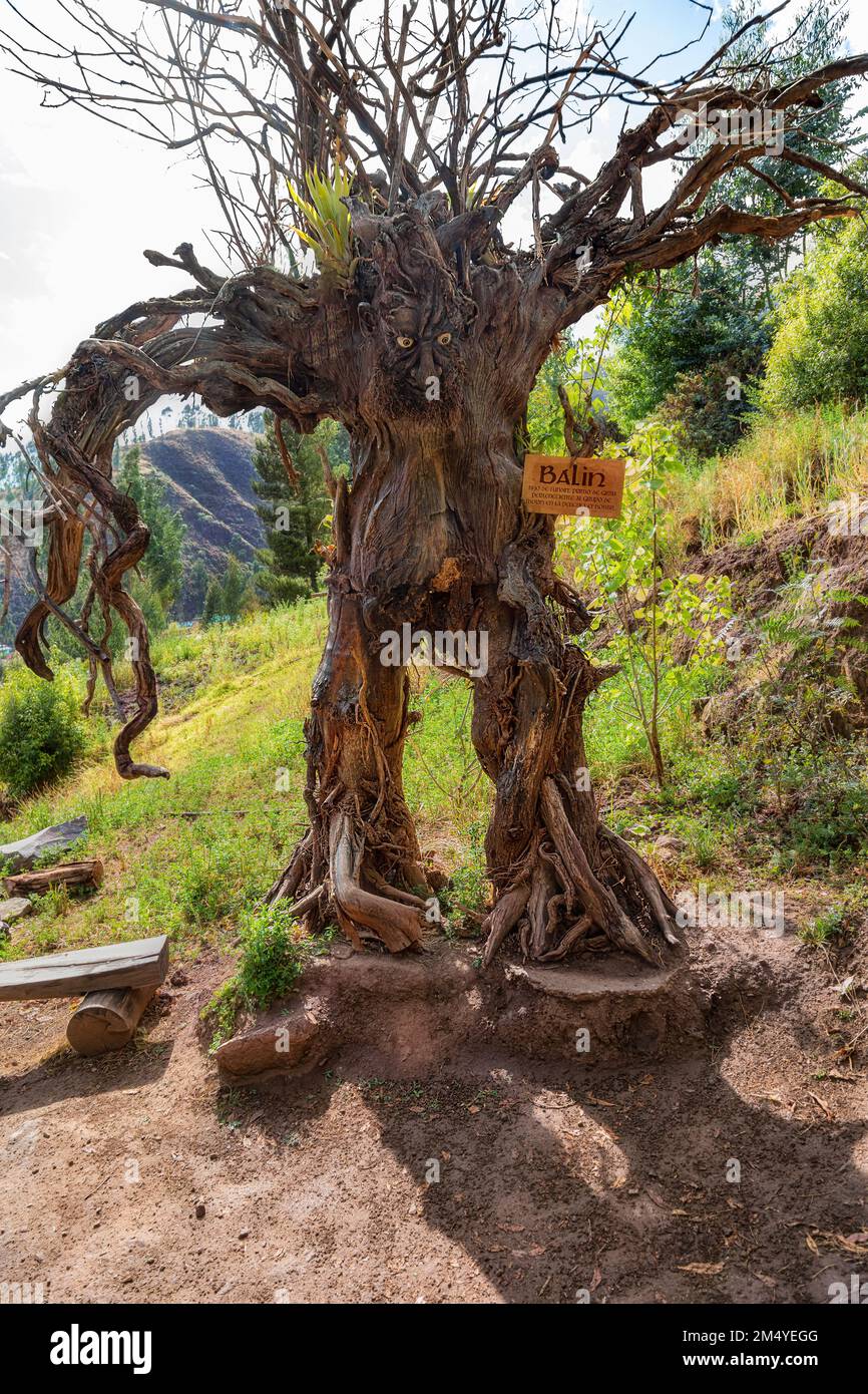 Cusco, Perù - 26 settembre 2022: Personaggi del Signore degli anelli sono stati creati da alberi e legno a Bosque ENTS Cusco, una nuova attrazione per la t Foto Stock