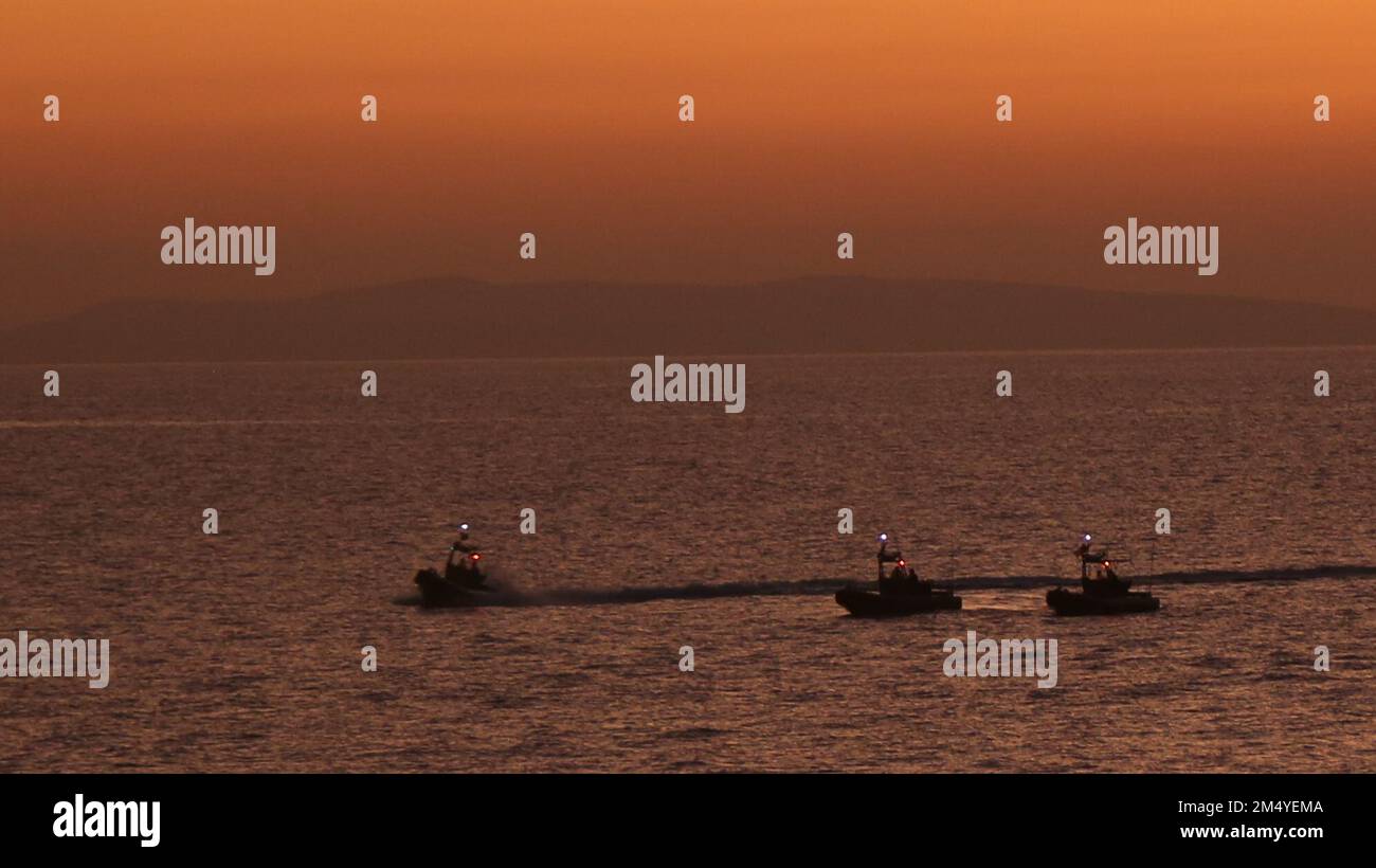 STATI UNITI Le barche gonfiabili a scafo rigido della Guardia costiera si affiancano alla USNS Comfort durante la promessa continua 2022 a Jeremie, Haiti, 16 dicembre 2022. La missione Promise continua include la fornitura di cure mediche dirette e di cure veterinarie di spedizione, la conduzione di corsi di formazione e di scambi di esperti in materia su vari argomenti di assistenza medica e umanitaria, e la conduzione di seminari su donne, pace e sicurezza. (STATI UNITI Corpo marino foto di 1st Lt. William Reckley) Foto Stock