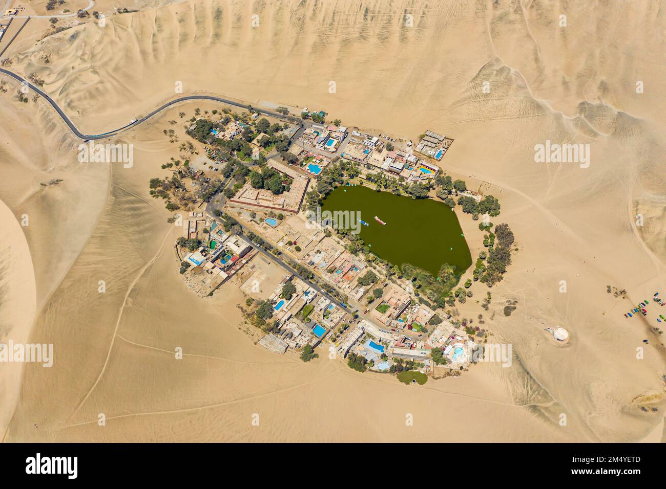 Veduta aerea dell'oasi desertica di Huacachina vicino alla città di Ica in Perù. Foto Stock