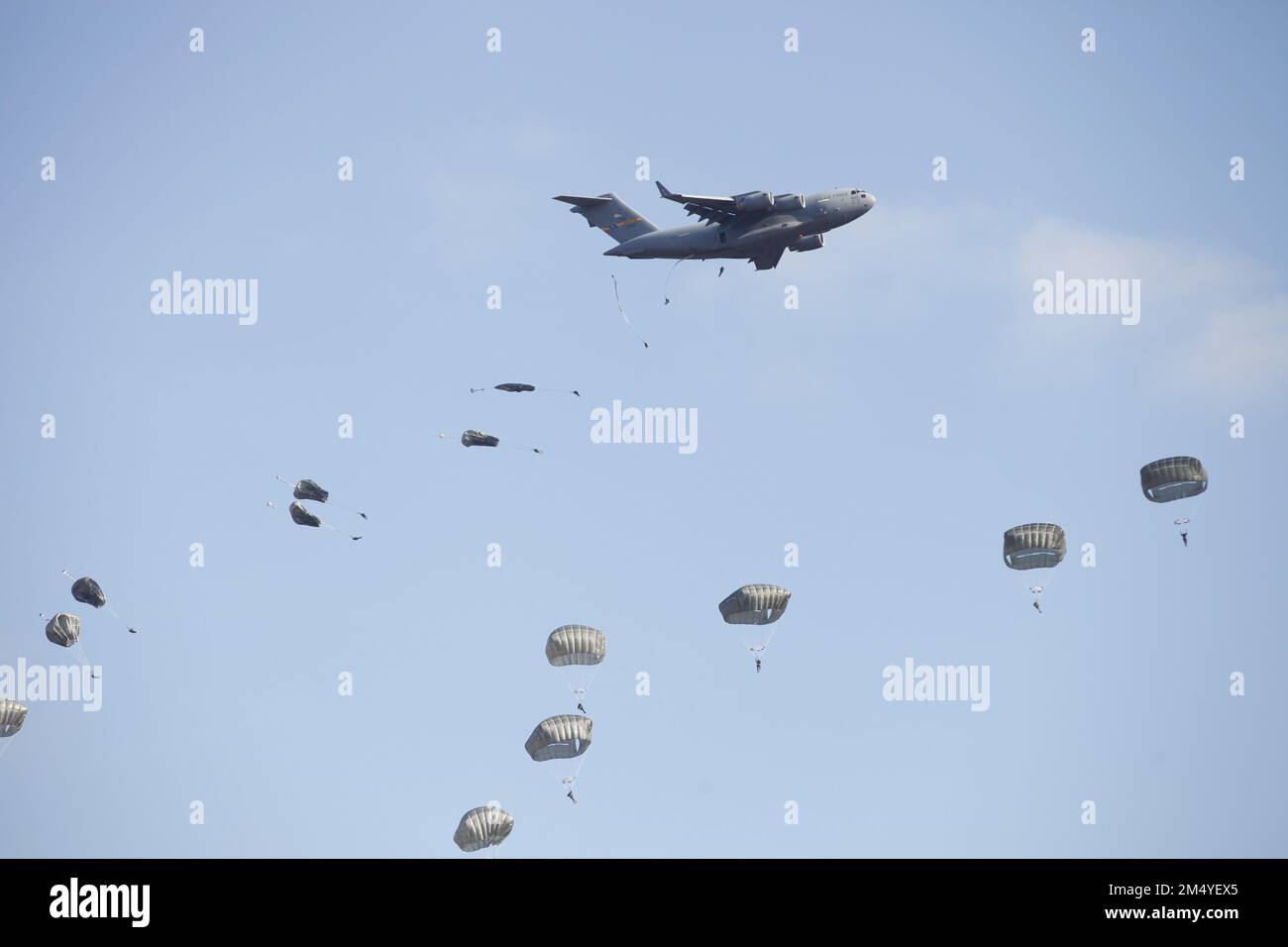 Paratroopers from the U.S. Civil Affairs Command (Airborne) in conjunction with local Fort Bragg and partner nations' airborne organizations, participate in the the Randy Older Memorial Operation Toy drop 2.0, a combined airborne training event at Fort Bragg, NC, held from 4-12 DEC 2022 and designed to increase joint airborne proficiency while enhancing community relations. Foto Stock