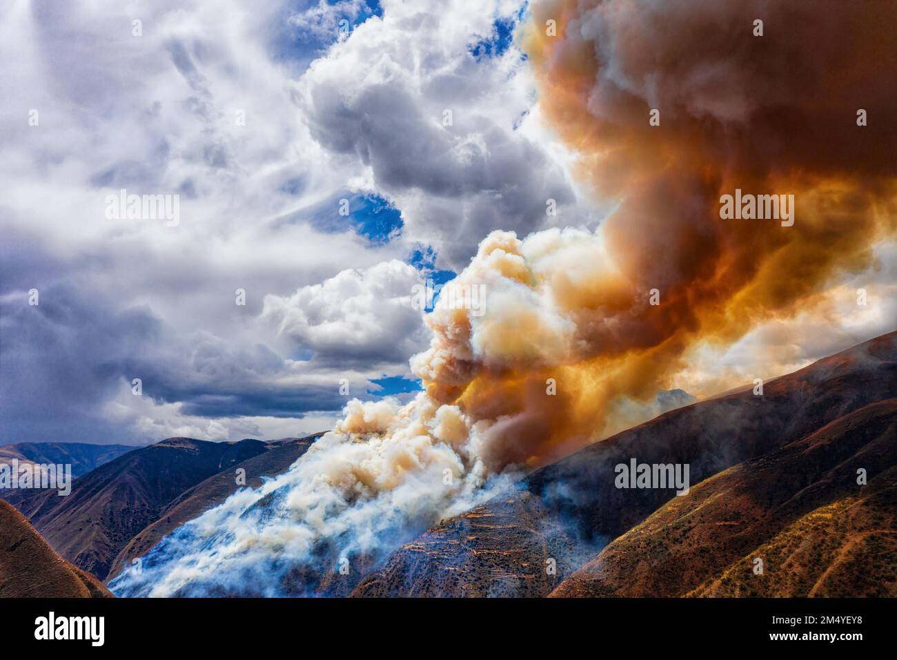 Veduta aerea di un incendio nella foresta nelle Ande peruviane vicino Cusco. Foto Stock