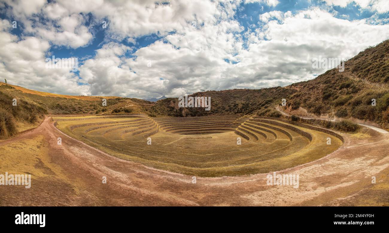 Immagine panoramica della terrazza circolare Inca unica a Moray vicino Cusco, Perù. Antica stazione agricola sperimentale. Foto Stock