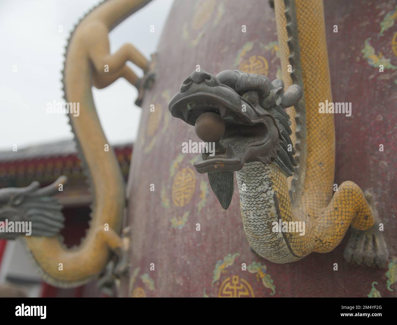 Un metal drago terremoto rivelatore in Hengdian studio. Hengdian, Cina. Foto Stock