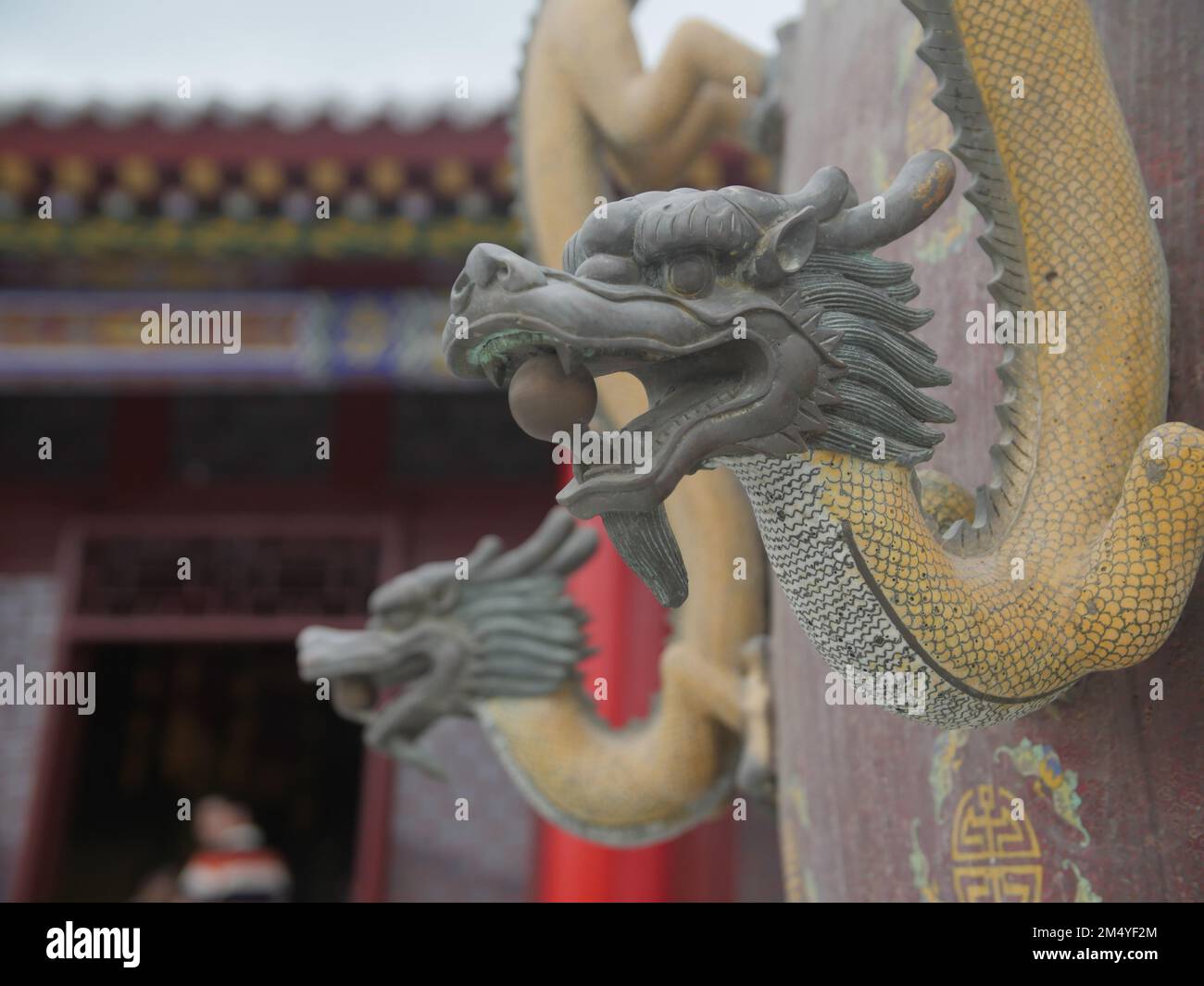 Un metal drago terremoto rivelatore in Hengdian studio. Hengdian, Cina. Foto Stock