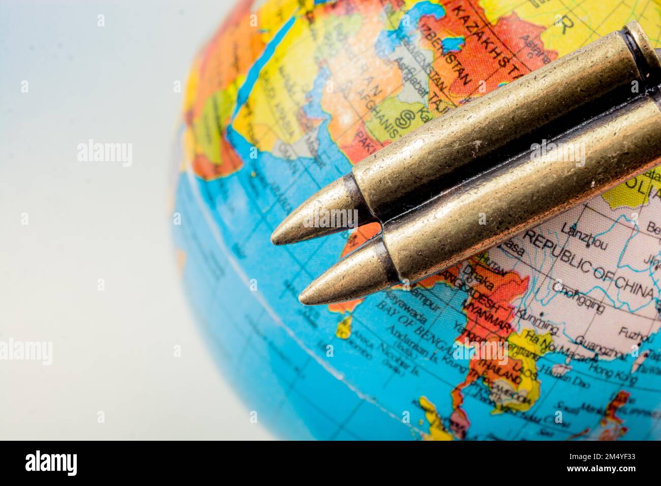 Bullet su un globo come contro la guerra fotografia concettuale Foto Stock