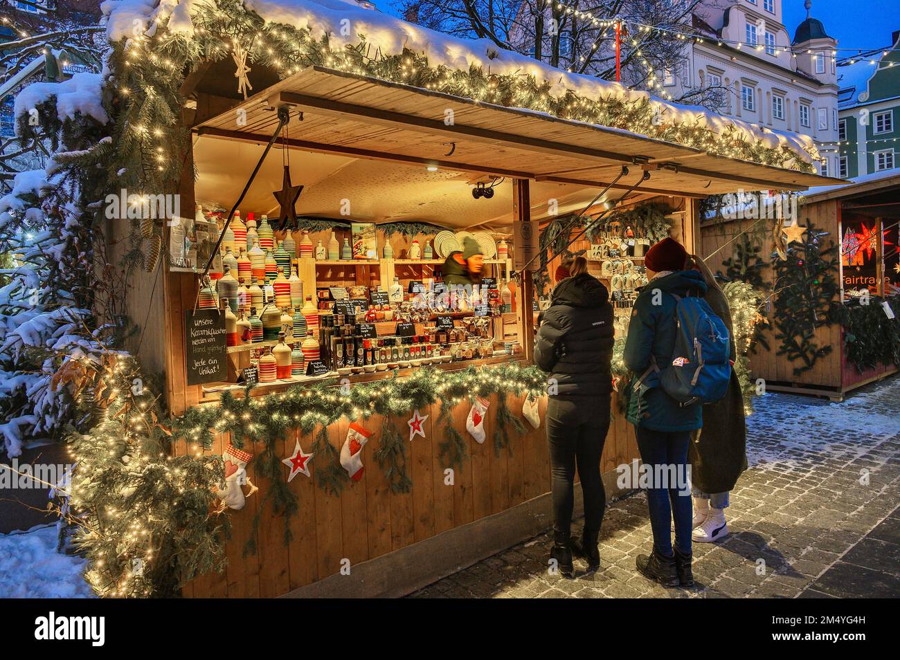 Stand con bottiglie in ceramica, atmosfera serale al mercatino di Natale di Kempten, Allgaeu, Baviera, Germania Foto Stock