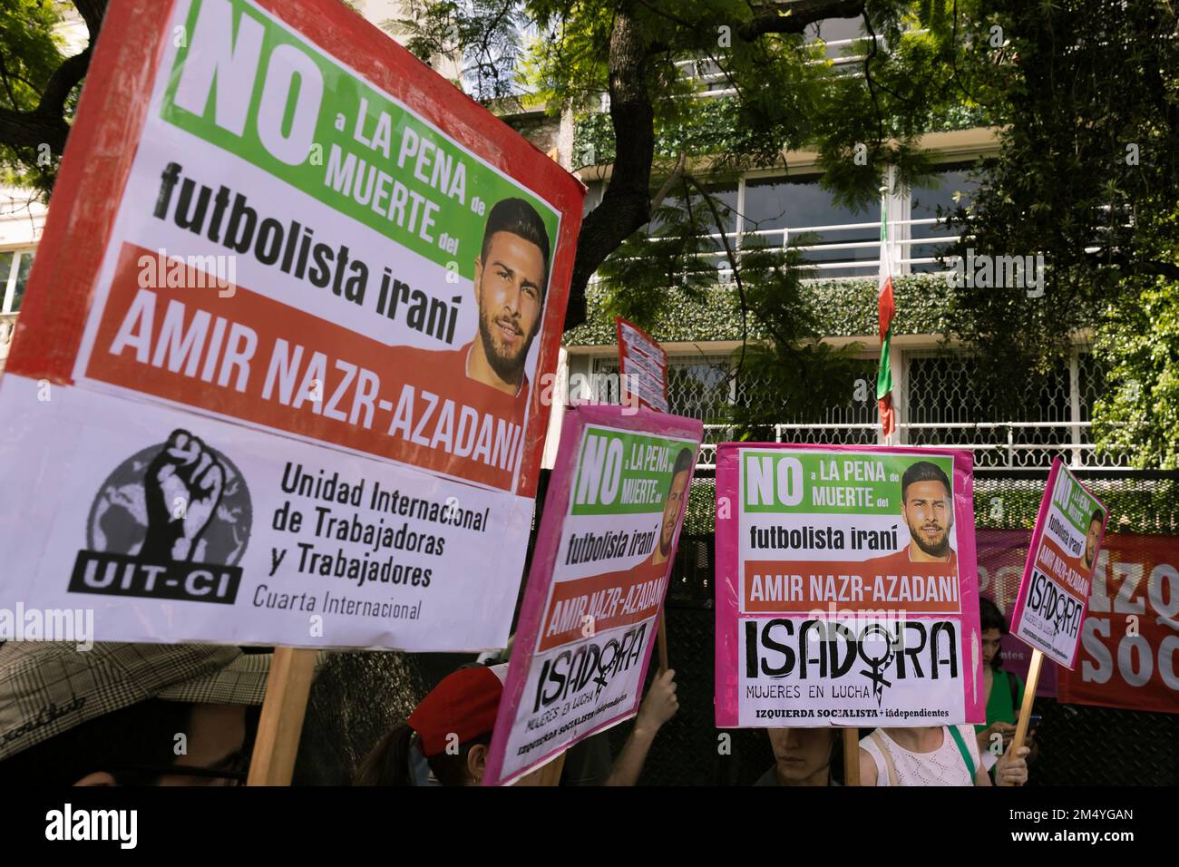 Buenos Aires, Argentina. 22nd Dec, 2022. Organizzazioni femministe, dei diritti umani, sociali e politiche hanno dimostrato all'ambasciata iraniana della città di fermare la condanna a morte del calciatore iraniano che ha dimostrato in difesa dei diritti delle donne nel suo paese. (Credit Image: © Esteban Osorio/Pacific Press via ZUMA Press Wire) Foto Stock