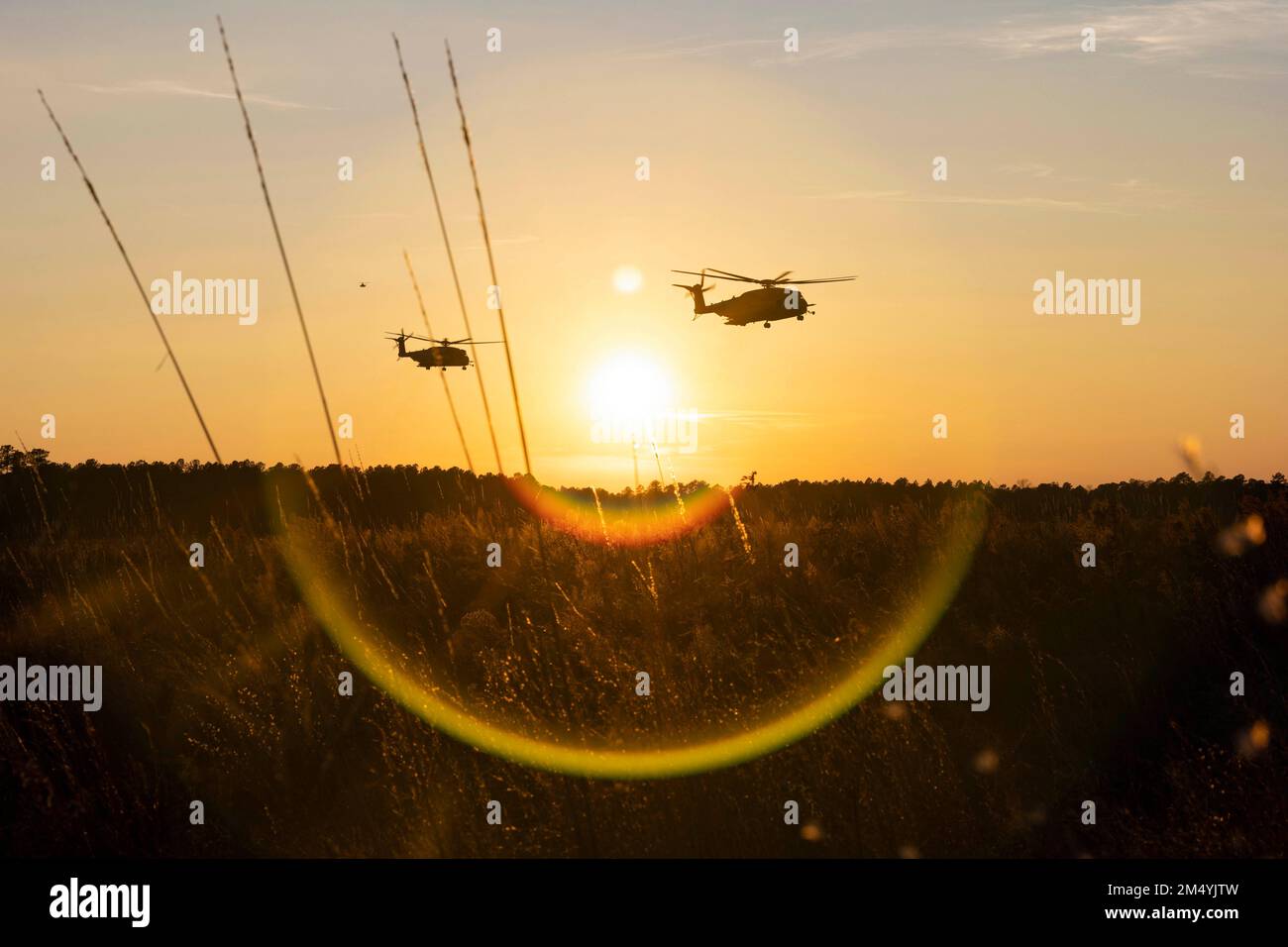 Oak Grove, North Carolina, Stati Uniti. 13th Dec, 2022. STATI UNITI Corpo marino CH-53 Super stalloni con Marine Medium Tiltrotor Squadron (VMM) 162 (rinforzato), 26th Marine Expeditionary Unit, prepararsi ad atterrare a Marine Corps Outlying Field Oak Grove, North Carolina, dicembre. 13, 2022. Marines con VMM-162 e il Battalion Landing Team 1/6 hanno condotto operazioni di volo verso un punto di armamento e rifornimento (FARP) durante l'esercizio 1 dell'unità di spedizione marina. I FARP sono progettati per fornire combustibile e materiale necessario durante le operazioni in elicottero e ad ala fissa. (Foto di CPL. Kyle Jia) (Credit Foto Stock