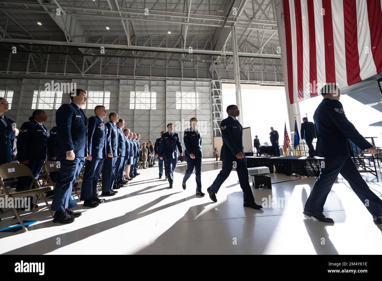 9 dicembre 2022 - base dell'aeronautica di Travis, California, USA - gli onorari camminano sul palco durante la presentazione di Distinguished Flying Cross alla base dell'aeronautica militare di Travis, California, dicembre. 9, 2022. STATI UNITI Corey Martin, comandante dell'aeronautica militare del 18th, ha riconosciuto 24 Airmen per le loro azioni eroiche durante l'operazione Allies Refuge. La Distinguished Flying Cross viene assegnata a qualsiasi ufficiale o arruolato delle forze armate statunitensi per eroismo o straordinario successo durante la partecipazione al volo aereo. (Foto di Chustine Minoda) (Credit Image: © U.S. Air Force/ZUMA Press Wire Service Foto Stock