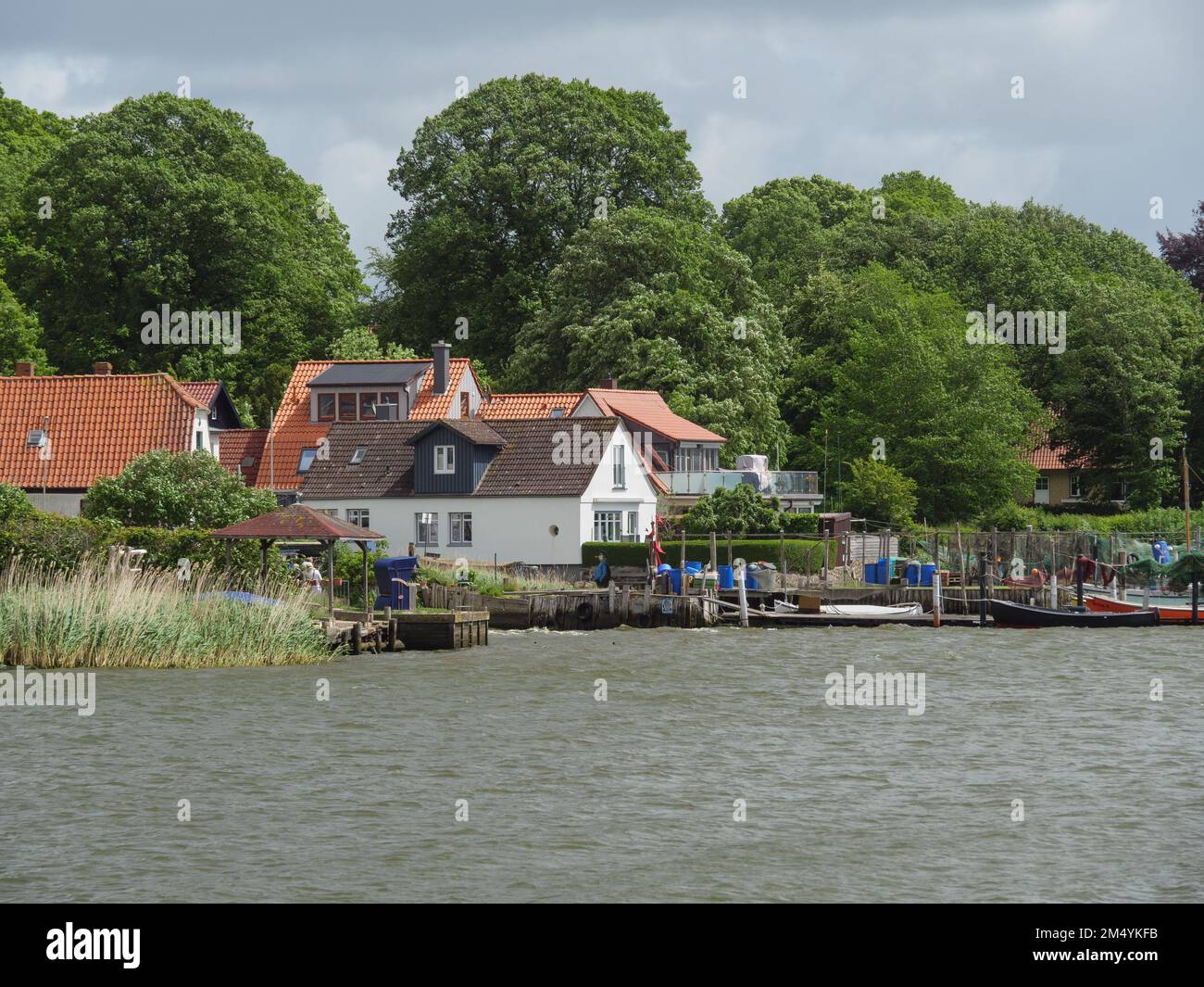 Le case storiche sulla riva dello Schleswig-Holstein, Germania Foto Stock