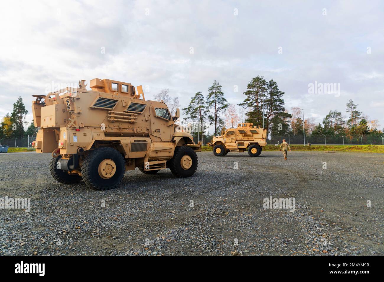 Grafenwoehr, Bayern, Germania. 6th Nov 2022. STATI UNITI Soldati dell'esercito assegnati alla Task Force Orion, 27th squadra di combattimento della Brigata di Fanteria, New York Army National Guard, conducono la formazione dei piloti e controlli di manutenzione su M1224 veicoli MaxxPro protetti da imboscata resistente alle mine a Grafenwoehr, Germania, 6 novembre 2022. Task Force Orion è schierata in Germania a sostegno della missione congiunta multinazionale del Gruppo di formazione Ucraina. (Credit Image: © U.S. Guardia nazionale/ZUMA Press Wire Service) Foto Stock