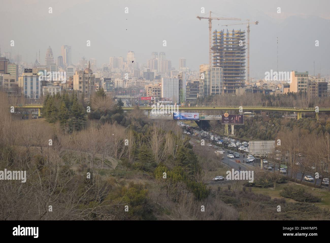 Torre costruita a metà da una distanza, Teheran Foto Stock