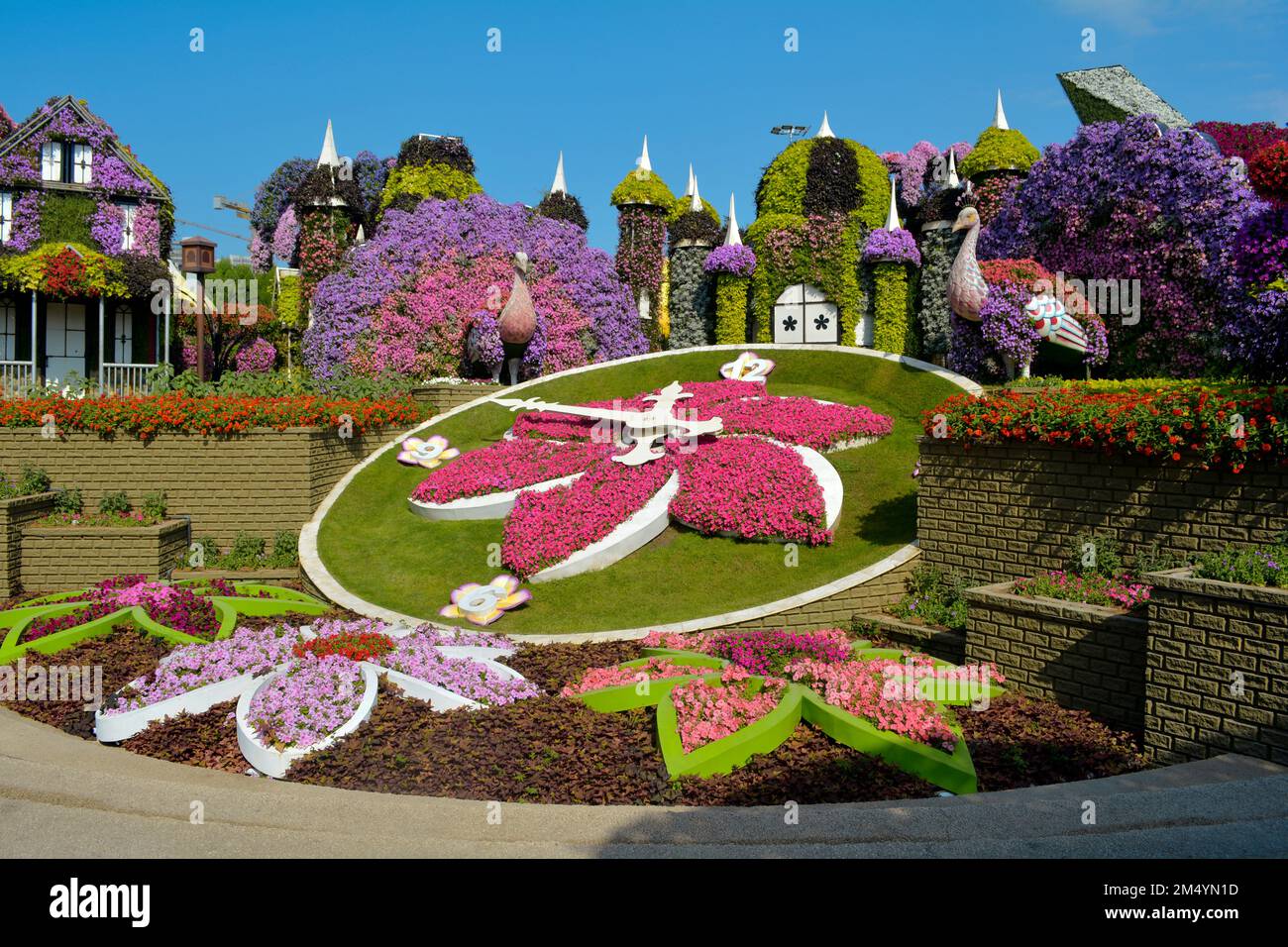 Dubai, Emirati Arabi Uniti (Emirati Arabi Uniti), dicembre 2022: Dubai Miracle Garden, un bellissimo giardino fiorito contenente enormi strutture floreali. Foto Stock