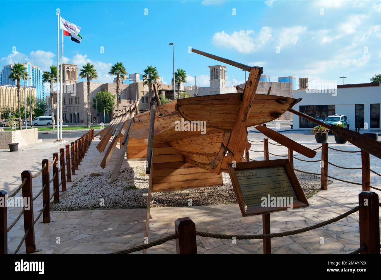 Dubai, Emirati Arabi Uniti (Emirati Arabi Uniti), dicembre 2022: La barca da corsa in legno di al Fahidi esposta nello storico quartiere di al Fahidi. Foto Stock