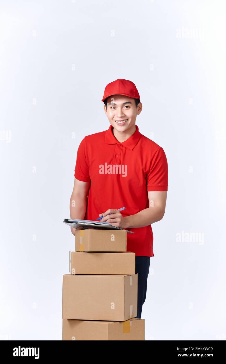 Consegna asiatici uomo o passeggero in possesso di una scatola di cartone pronta consegna isolata con percorso di clipping e copia spazio su uno sfondo bianco. Foto Stock