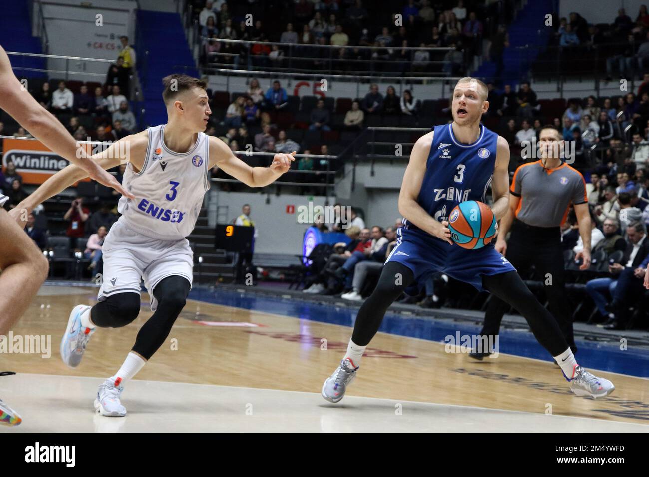 San Pietroburgo, Russia. 23rd Dec, 2022. Denis Zakharov (No.3) di Zenit St Petersburg e Grigory Motovilov (No.3) di Enisey Krasnoyarsk Territory visto durante la partita di pallacanestro della VTB United League tra Zenit St Petersburg ed Enisey Krasnoyarsk Territory alla Sibur Arena. Punteggio finale; Zenit 78:59 Enisey. Credit: SOPA Images Limited/Alamy Live News Foto Stock