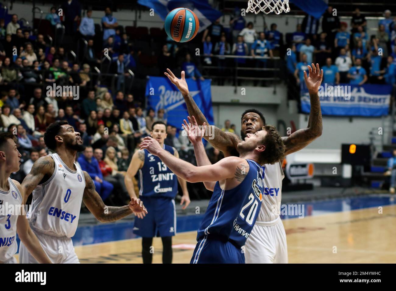 San Pietroburgo, Russia. 23rd Dec, 2022. Andrey Zubkov (No.20) di Zenit St Petersburg e Orlando Coleman (No.0), James Thompson (R) di Enisey Krasnoyarsk Territory visto durante la partita di pallacanestro della VTB United League tra Zenit St Petersburg ed Enisey Krasnoyarsk Territory alla Sibur Arena. Punteggio finale; Zenit 78:59 Enisey. Credit: SOPA Images Limited/Alamy Live News Foto Stock