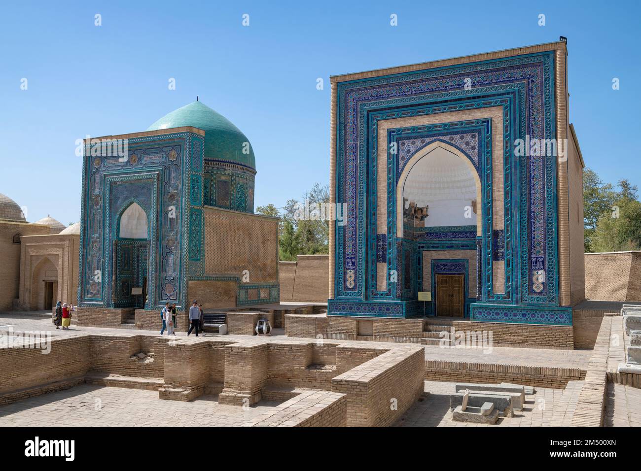 SAMARCANDA, UZBEKISTAN - 12 SETTEMBRE 2022: Mausolei medievali della dinastia Timuride in un giorno di sole settembre. Complesso di sepoltura Shah-i-Zinda Foto Stock