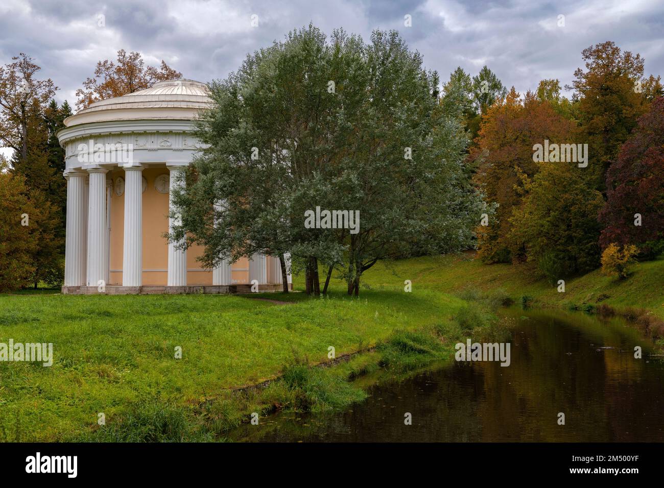 PAVLOVSK, RUSSIA - 26 SETTEMBRE 2022: Il padiglione del parco 'Tempio dell'amicizia' nel paesaggio autunnale sulle rive del fiume Slavyanka Foto Stock
