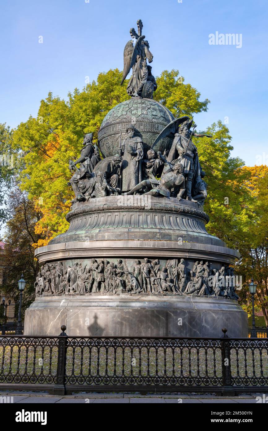 Monumento del 'millennio della Russia' (1862) in autunno dorato. Cremlino di Veliky Novgorod, Russia Foto Stock