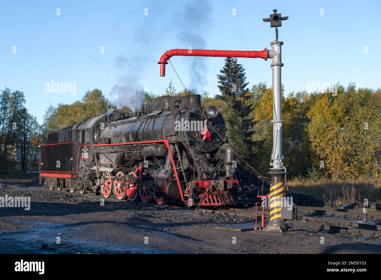 SORTAVALA, RUSSIA - 09 OTTOBRE 2022: Stazione di rifornimento dell'acqua e vecchia locomotiva a vapore sovietica in un giorno di sole di ottobre. Stazione di Sortavala Foto Stock