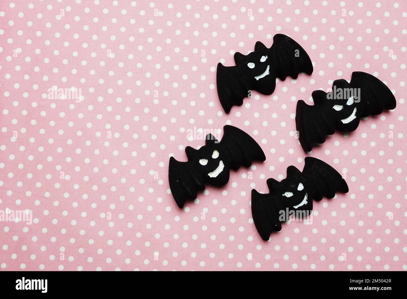 Cute Black Bat con copia spazio su sfondo rosa polka dot Halloween Foto Stock