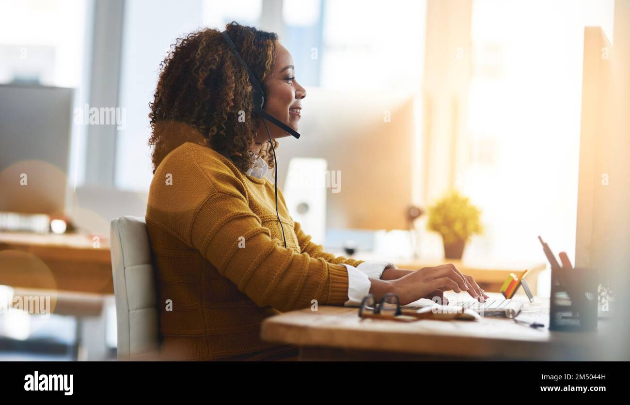 Guida all'assistenza clienti Guida, assistenza, guida, supporto e consulenza. agente femminile che lavora in un call center. Foto Stock