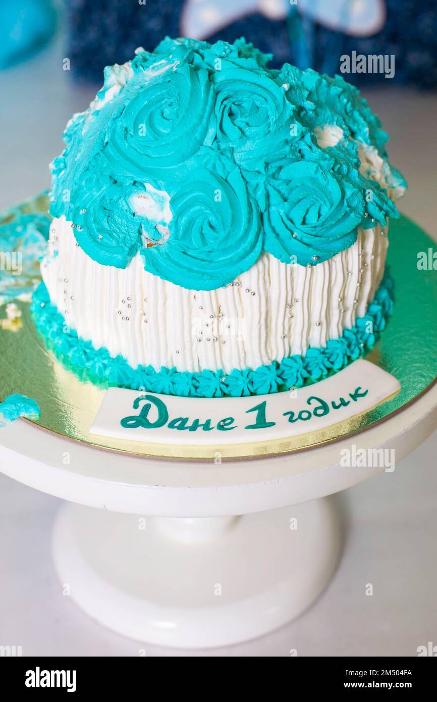 Bambino che gioca con una torta durante la festa di compleanno di cake smash Foto Stock