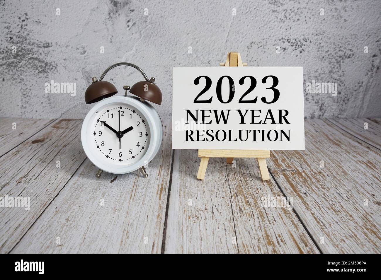 2023 messaggio di testo di risoluzione di Capodanno e sveglia su sfondo di  legno Foto stock - Alamy