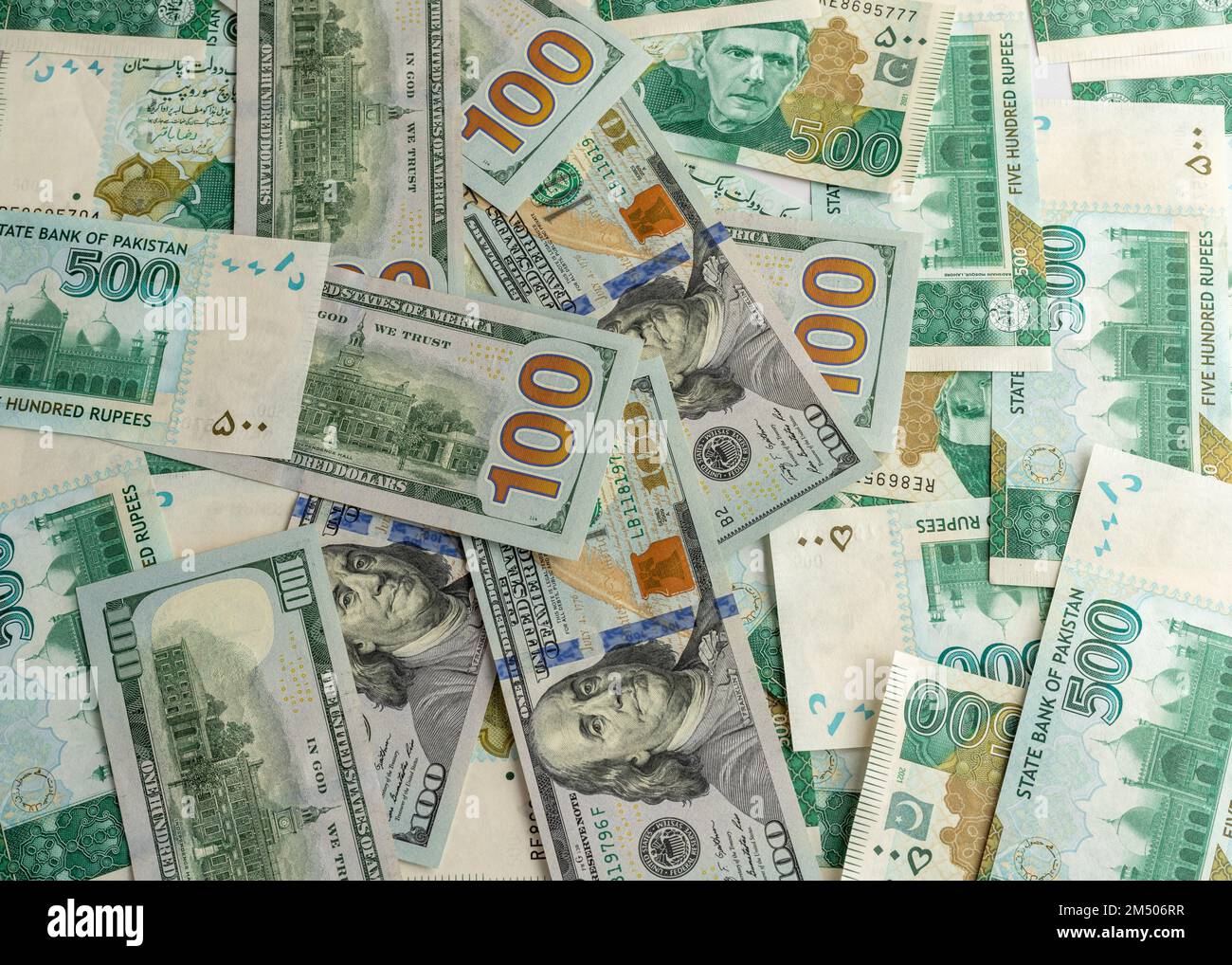 Banconote da cento dollari con il Pakistan Quattrocento rupie banconote Foto Stock