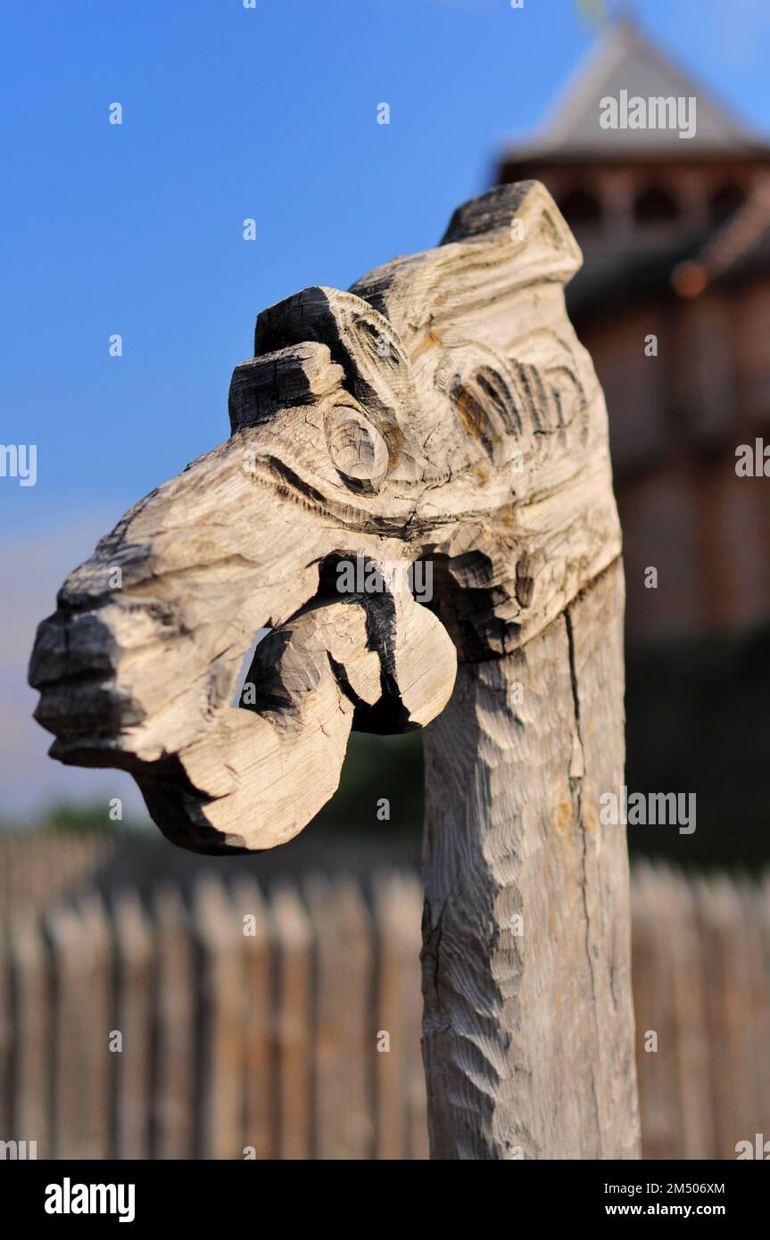 Figura in legno di un drago nella testa di una barca, sullo sfondo della fortezza di Kievan Rus, la festa del solstizio d'estate Foto Stock