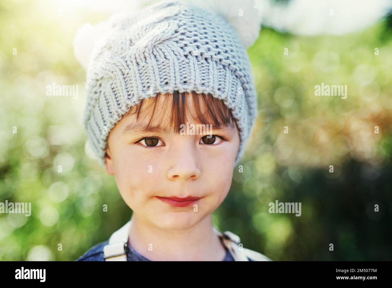 Che ragazzo carino. Ritratto di un adorabile ragazzino che gioca all'esterno. Foto Stock