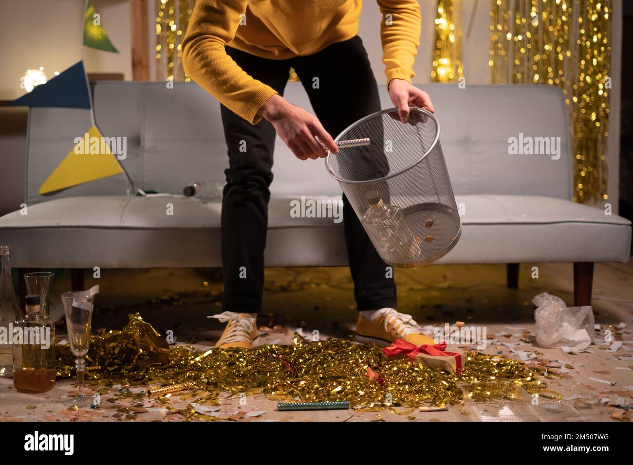 Pulizia di Natale dopo. Pulizia rotto decorazioni di Natale dopo la festa a casa. Concetto di pulizia dopo le vacanze, pulire il disordine. Spazio di copia Foto Stock