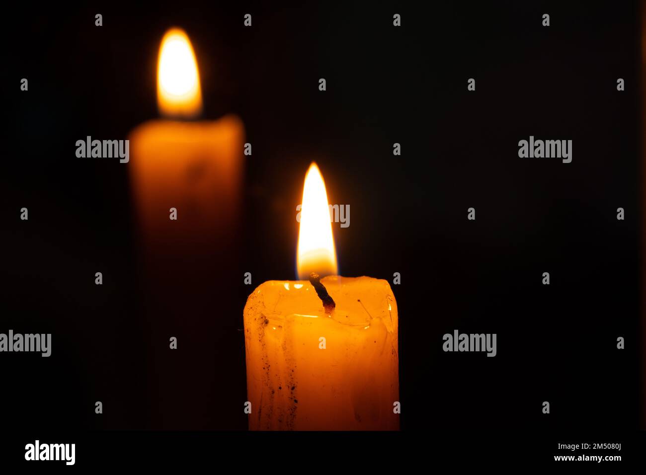fuoco di candela e riflesso posteriore di una candela in uno specchio Foto Stock