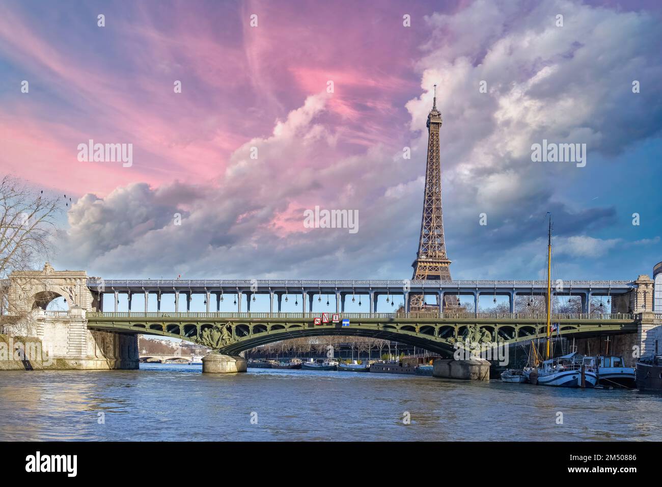 Parigi, il ponte Bir-Hakeim sulla Senna, con la Torre Eiffel Foto Stock