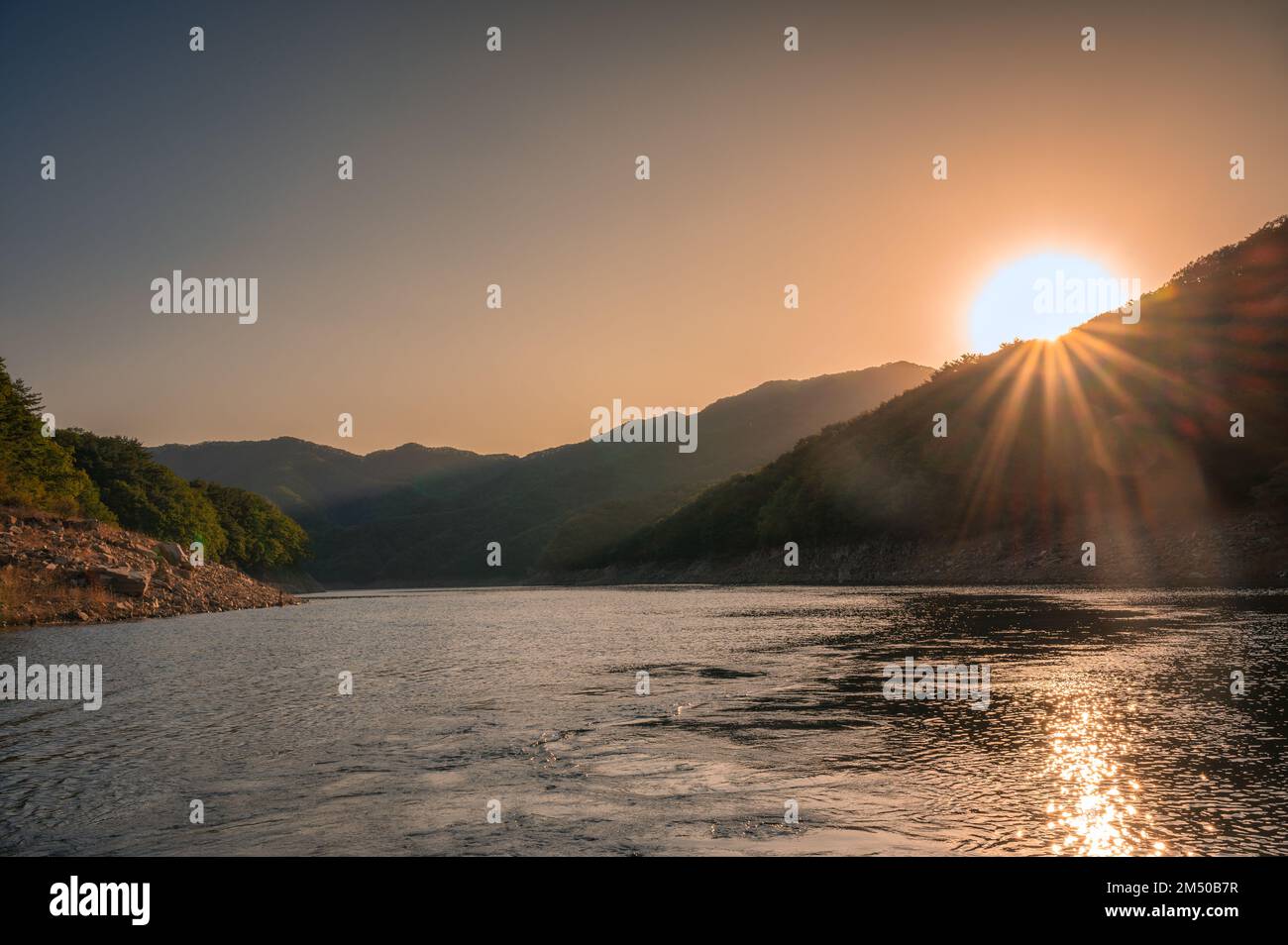 Bellissimo tramonto sulla diga di Soyanggang durante la crociera sul fiume Soyang nella valle di Chuncheon, Gangwon do, Corea del Sud Foto Stock