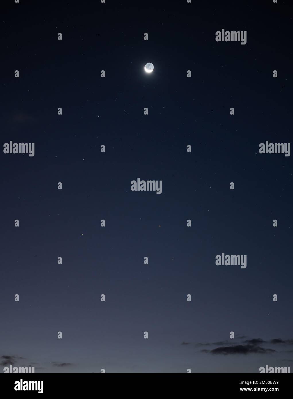 La luna e le stelle brillano nel cielo blu di notte Foto Stock